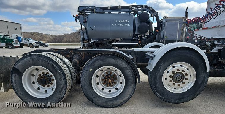 image for item DQ8673 1999 Peterbilt 379 semi truck