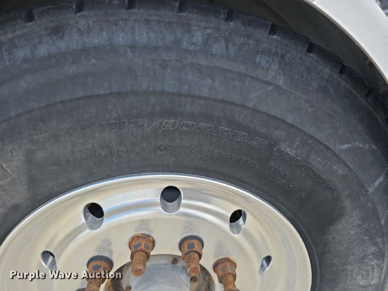 image for item DQ8673 1999 Peterbilt 379 semi truck