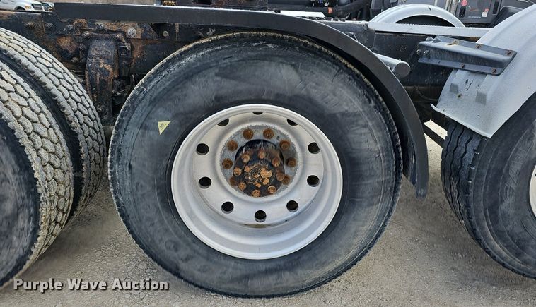 image for item DQ8673 1999 Peterbilt 379 semi truck