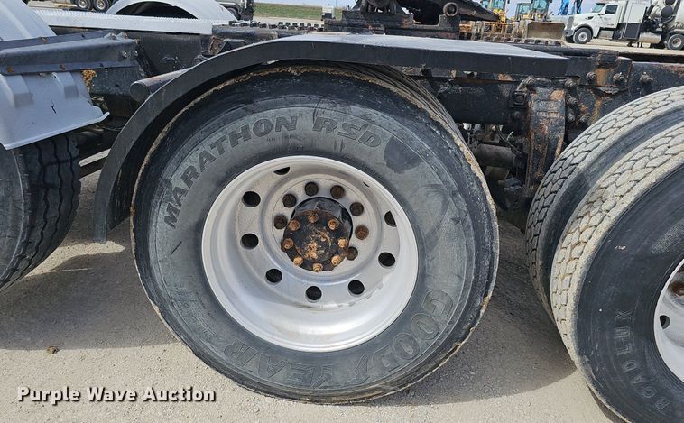 image for item DQ8673 1999 Peterbilt 379 semi truck