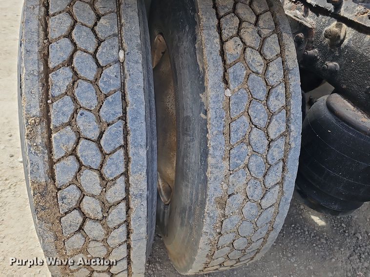 image for item DQ8673 1999 Peterbilt 379 semi truck