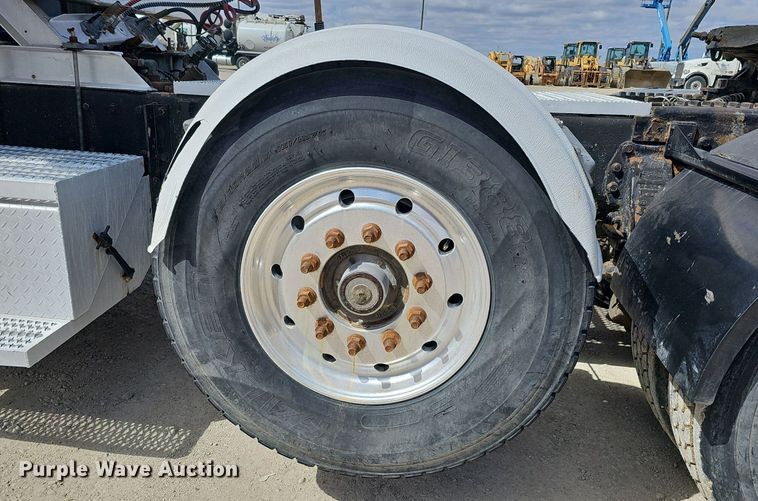 image for item DQ8673 1999 Peterbilt 379 semi truck