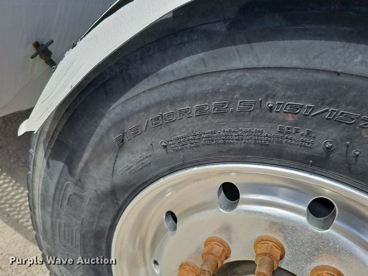 image for item DQ8673 1999 Peterbilt 379 semi truck