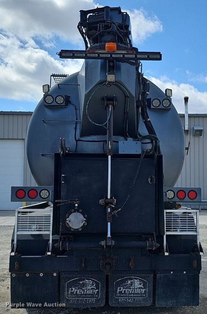 image for item DQ8675 2015 Caterpillar CT660L hydrovac truck