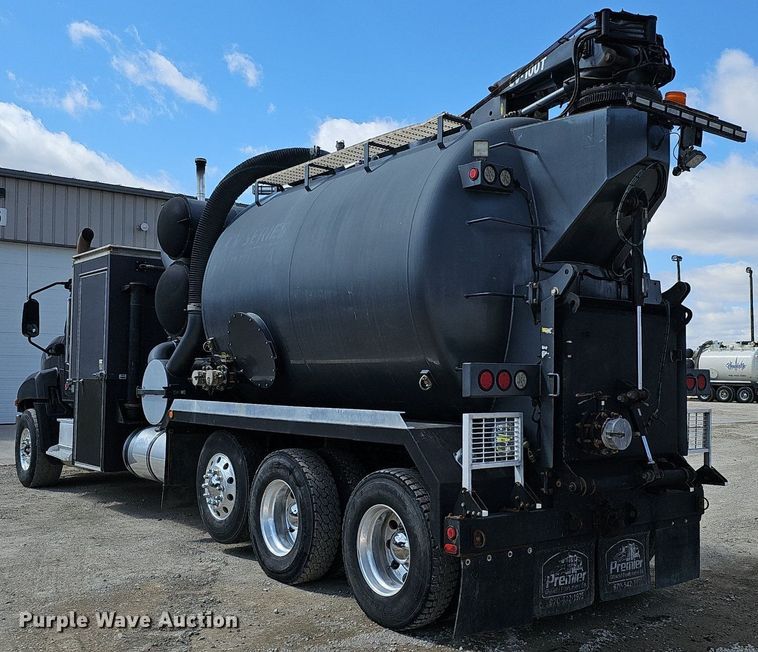 image for item DQ8675 2015 Caterpillar CT660L hydrovac truck