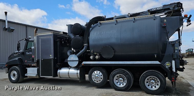 image for item DQ8675 2015 Caterpillar CT660L hydrovac truck
