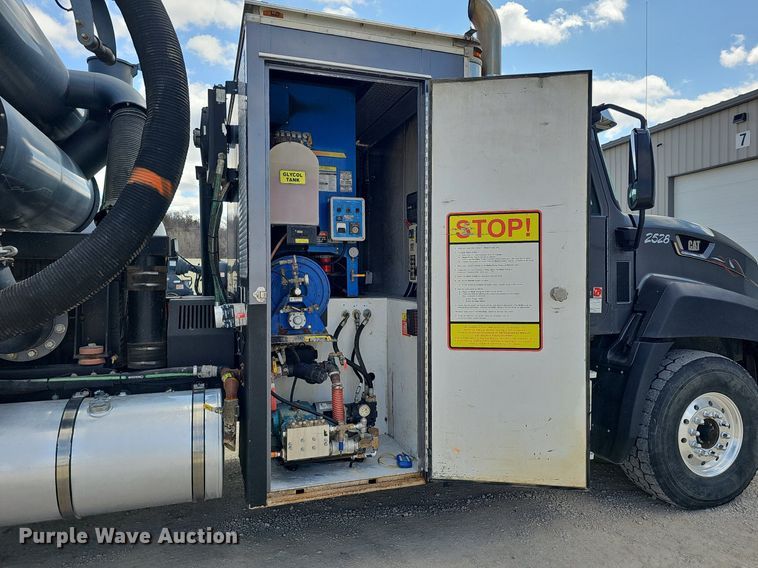 image for item DQ8675 2015 Caterpillar CT660L hydrovac truck