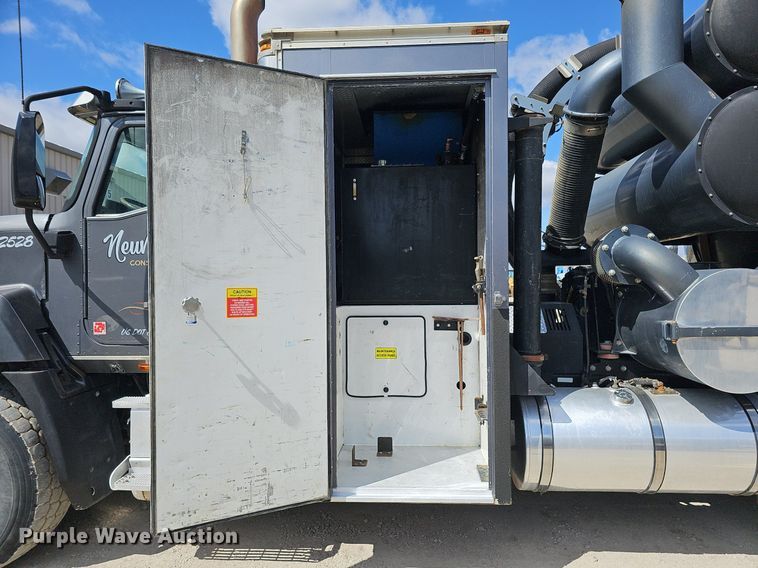 image for item DQ8675 2015 Caterpillar CT660L hydrovac truck