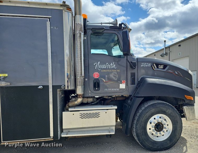 image for item DQ8675 2015 Caterpillar CT660L hydrovac truck
