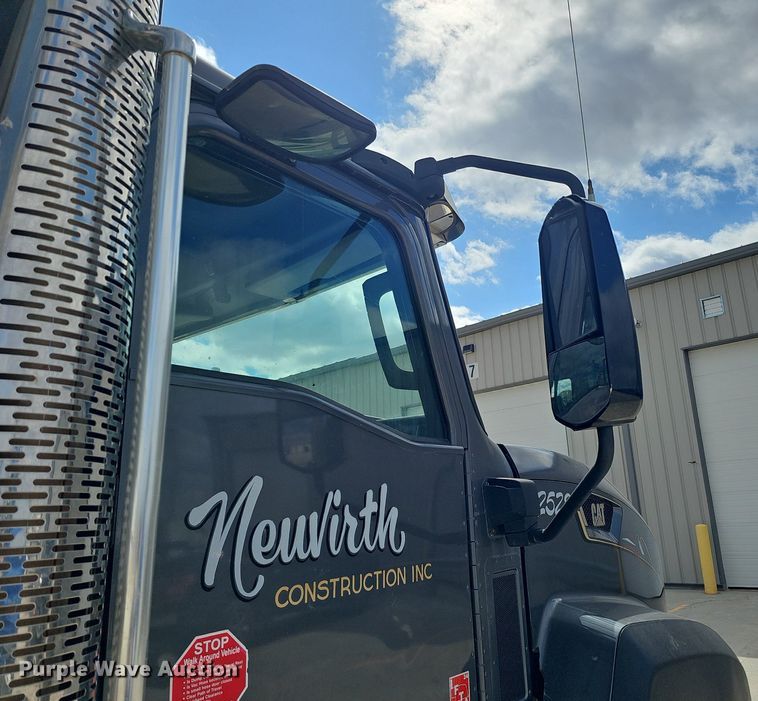 image for item DQ8675 2015 Caterpillar CT660L hydrovac truck