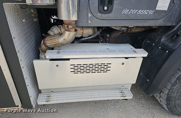 image for item DQ8675 2015 Caterpillar CT660L hydrovac truck