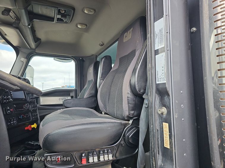 image for item DQ8675 2015 Caterpillar CT660L hydrovac truck