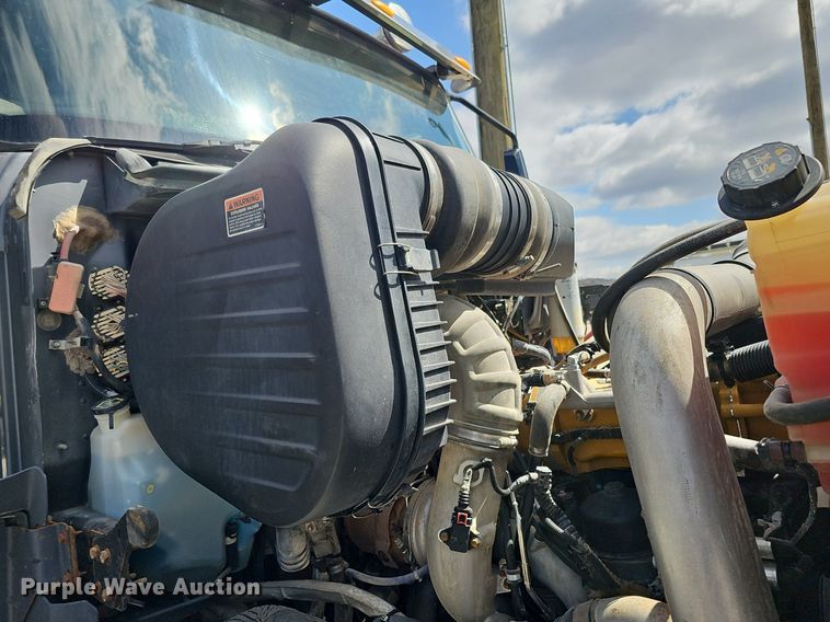 image for item DQ8675 2015 Caterpillar CT660L hydrovac truck