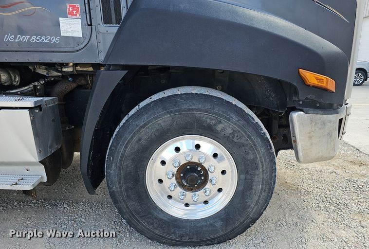 image for item DQ8675 2015 Caterpillar CT660L hydrovac truck