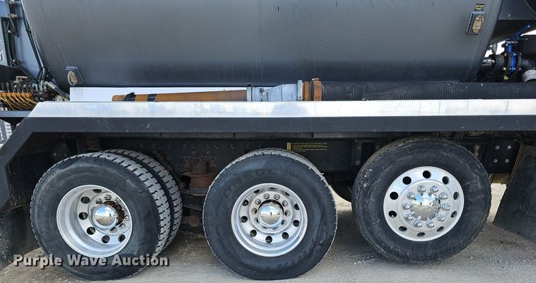 image for item DQ8675 2015 Caterpillar CT660L hydrovac truck