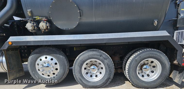 image for item DQ8675 2015 Caterpillar CT660L hydrovac truck