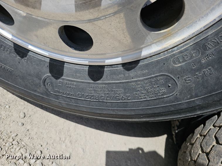 image for item DQ8675 2015 Caterpillar CT660L hydrovac truck