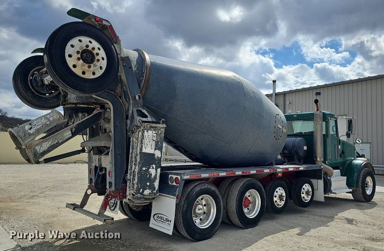 image for item DQ8676 2014 Peterbilt 365 ready mix truck