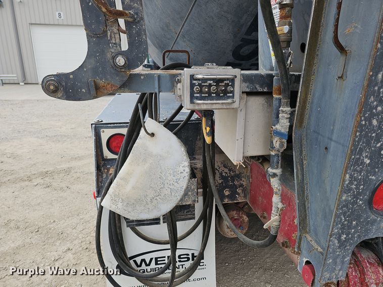 image for item DQ8676 2014 Peterbilt 365 ready mix truck