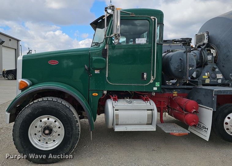 image for item DQ8676 2014 Peterbilt 365 ready mix truck
