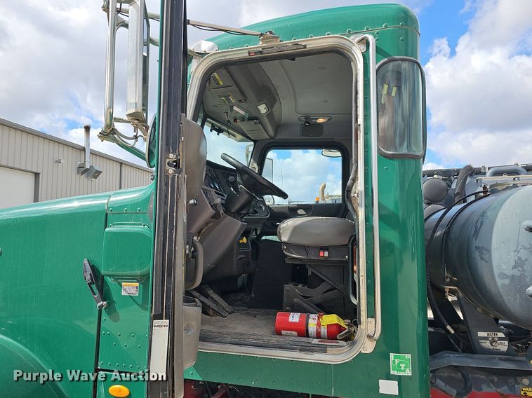 image for item DQ8676 2014 Peterbilt 365 ready mix truck