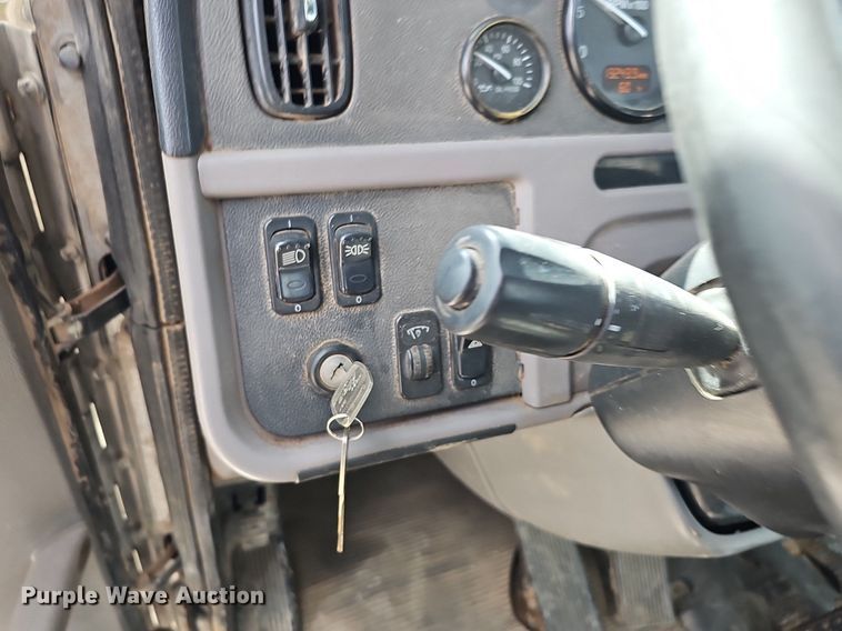 image for item DQ8676 2014 Peterbilt 365 ready mix truck