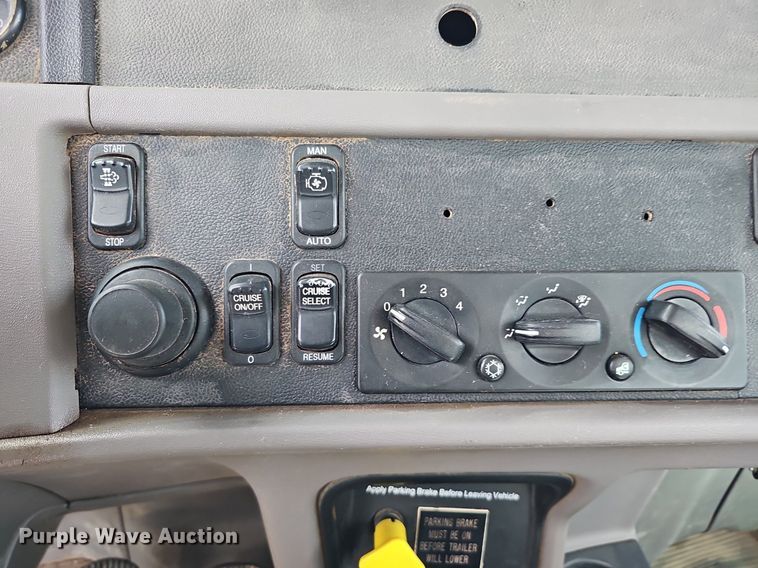 image for item DQ8676 2014 Peterbilt 365 ready mix truck