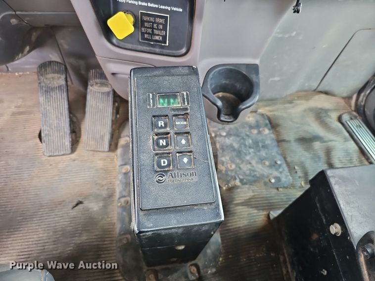 image for item DQ8676 2014 Peterbilt 365 ready mix truck