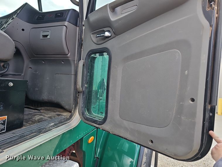 image for item DQ8676 2014 Peterbilt 365 ready mix truck