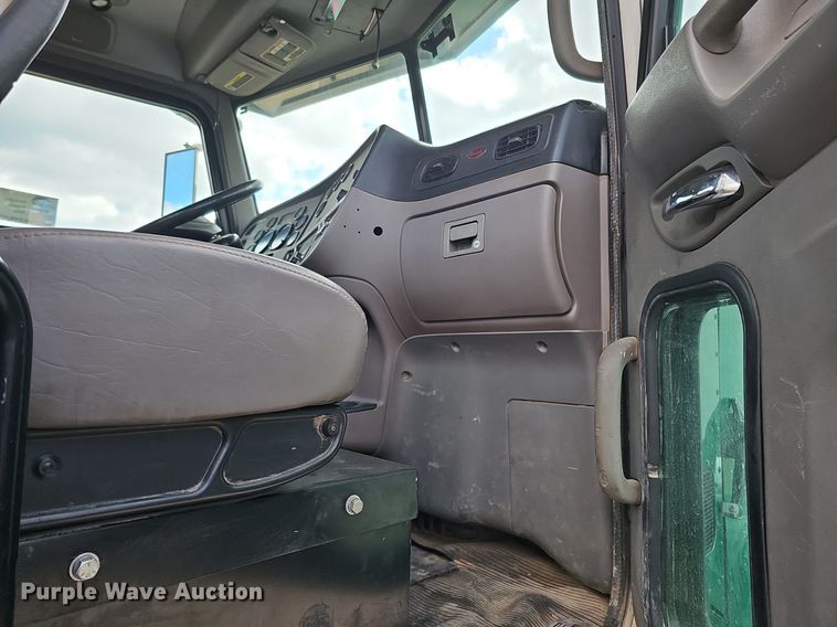 image for item DQ8676 2014 Peterbilt 365 ready mix truck