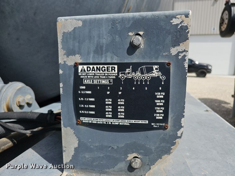 image for item DQ8676 2014 Peterbilt 365 ready mix truck