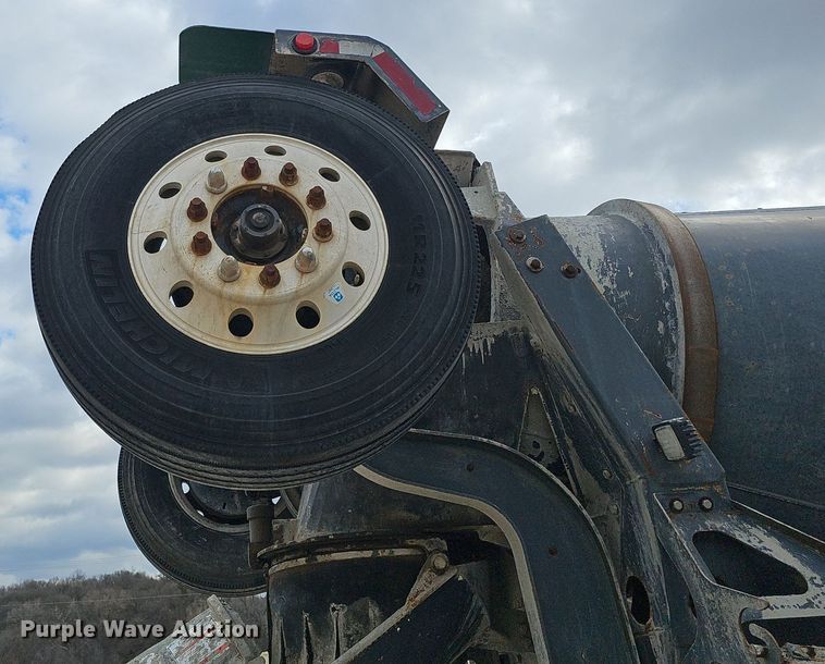 image for item DQ8676 2014 Peterbilt 365 ready mix truck