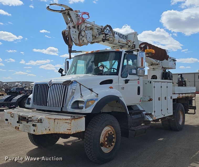 image for item DQ8682 2003 International 7400 digger derrick truck