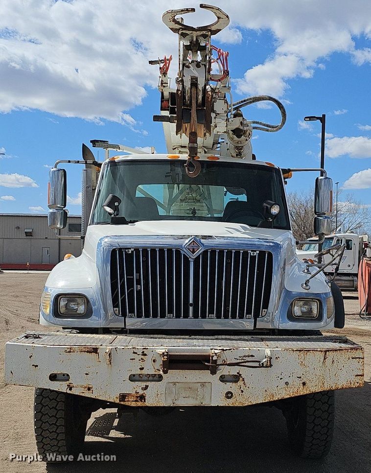 image for item DQ8682 2003 International 7400 digger derrick truck