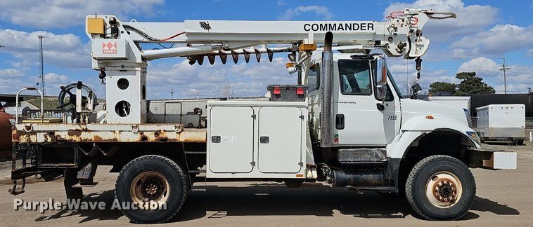 image for item DQ8682 2003 International 7400 digger derrick truck