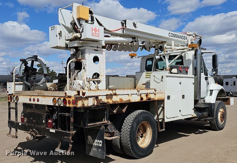 image for item DQ8682 2003 International 7400 digger derrick truck