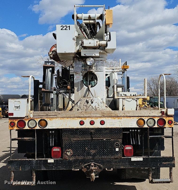 image for item DQ8682 2003 International 7400 digger derrick truck