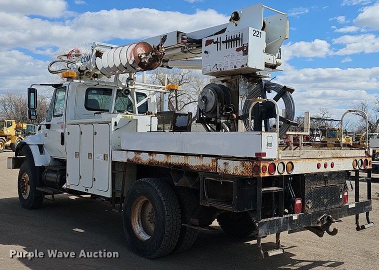 image for item DQ8682 2003 International 7400 digger derrick truck