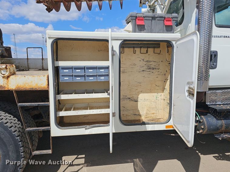 image for item DQ8682 2003 International 7400 digger derrick truck