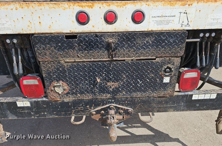 image for item DQ8682 2003 International 7400 digger derrick truck