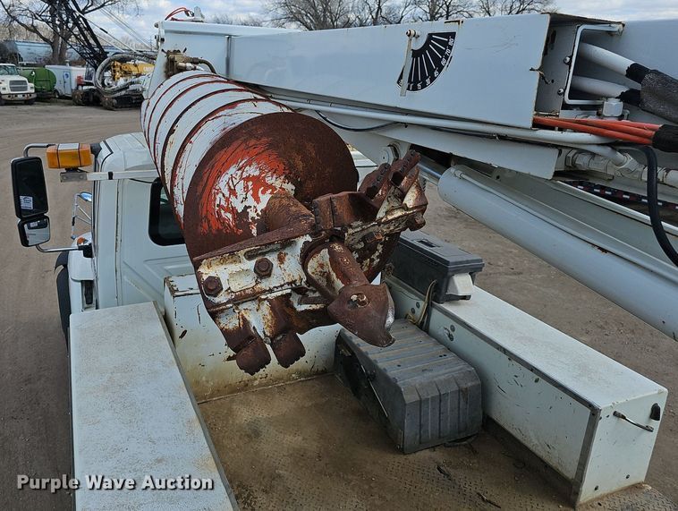 image for item DQ8682 2003 International 7400 digger derrick truck