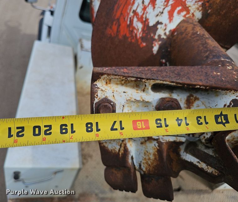 image for item DQ8682 2003 International 7400 digger derrick truck