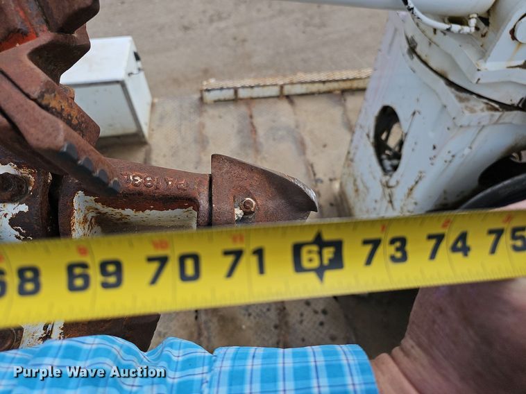 image for item DQ8682 2003 International 7400 digger derrick truck