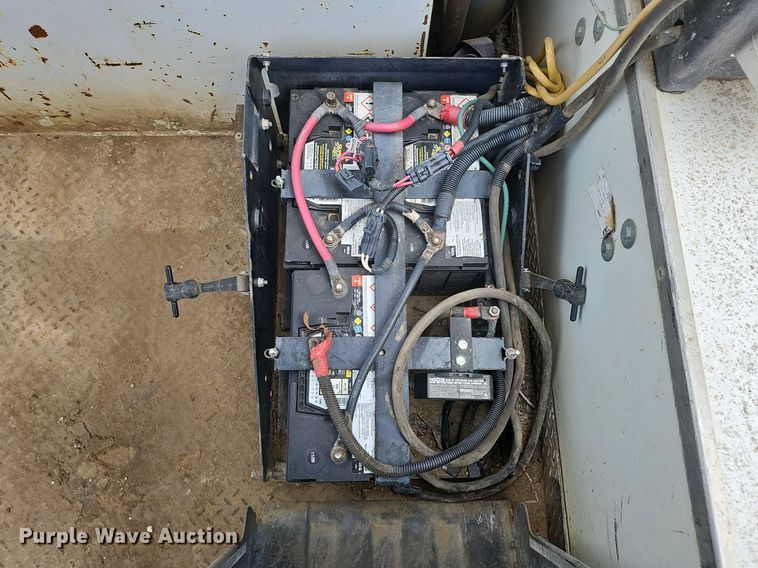 image for item DQ8682 2003 International 7400 digger derrick truck