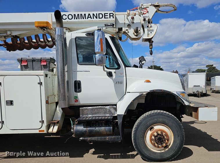 image for item DQ8682 2003 International 7400 digger derrick truck