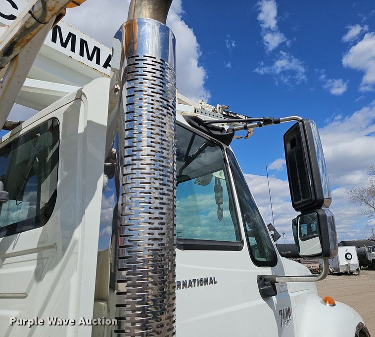 image for item DQ8682 2003 International 7400 digger derrick truck