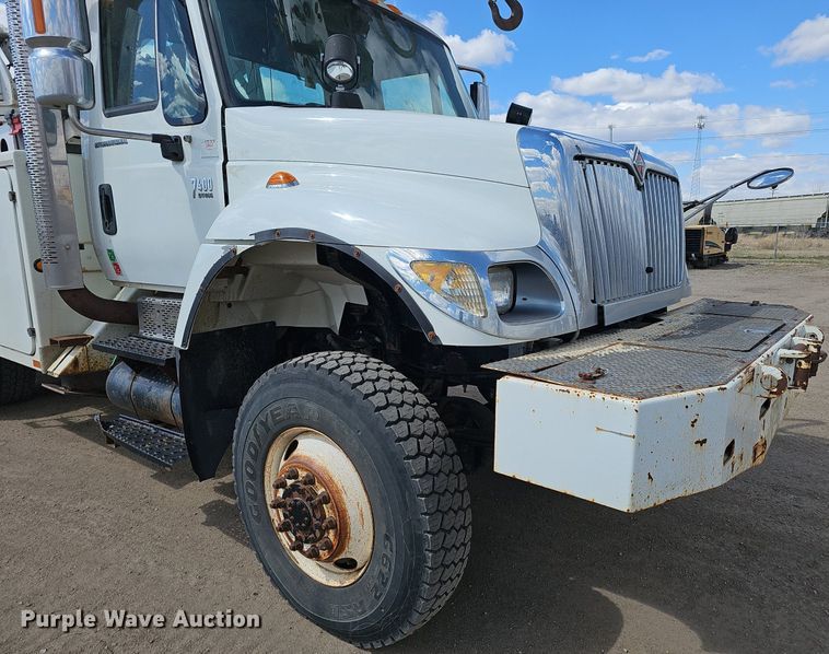 image for item DQ8682 2003 International 7400 digger derrick truck