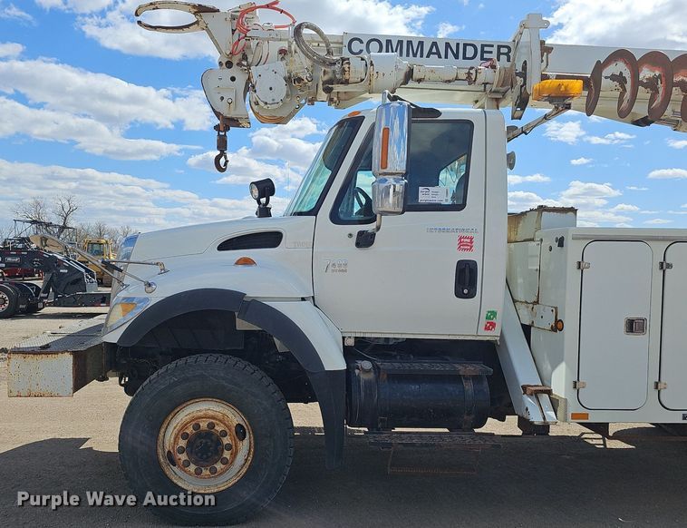 image for item DQ8682 2003 International 7400 digger derrick truck