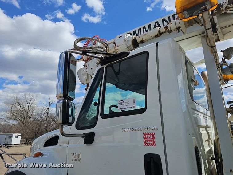 image for item DQ8682 2003 International 7400 digger derrick truck