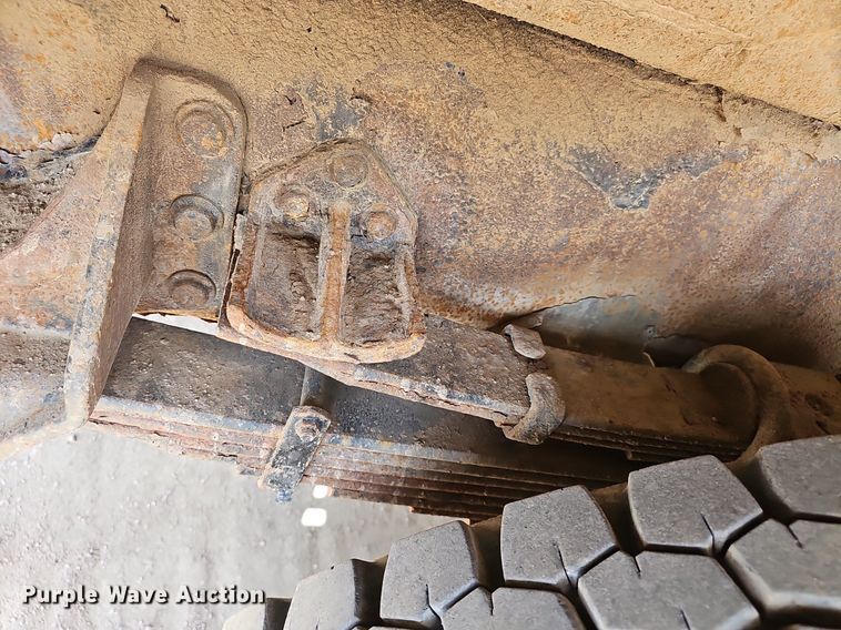 image for item DQ8682 2003 International 7400 digger derrick truck